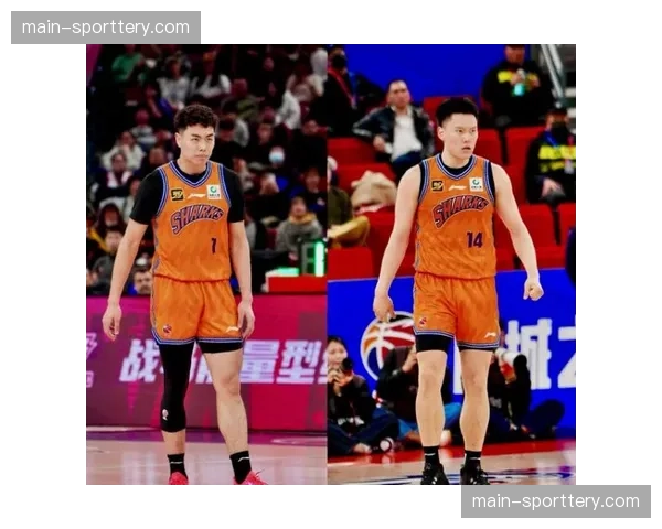 上海三分雨21记远投破山西 李弘权开场4中4奠定基调 上海三分雨21记远投破山西 李弘权开场4中4奠定基调