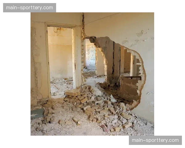 纽卡斯尔边后卫压上幅度大，但整体移动速度下降致肋部暴露